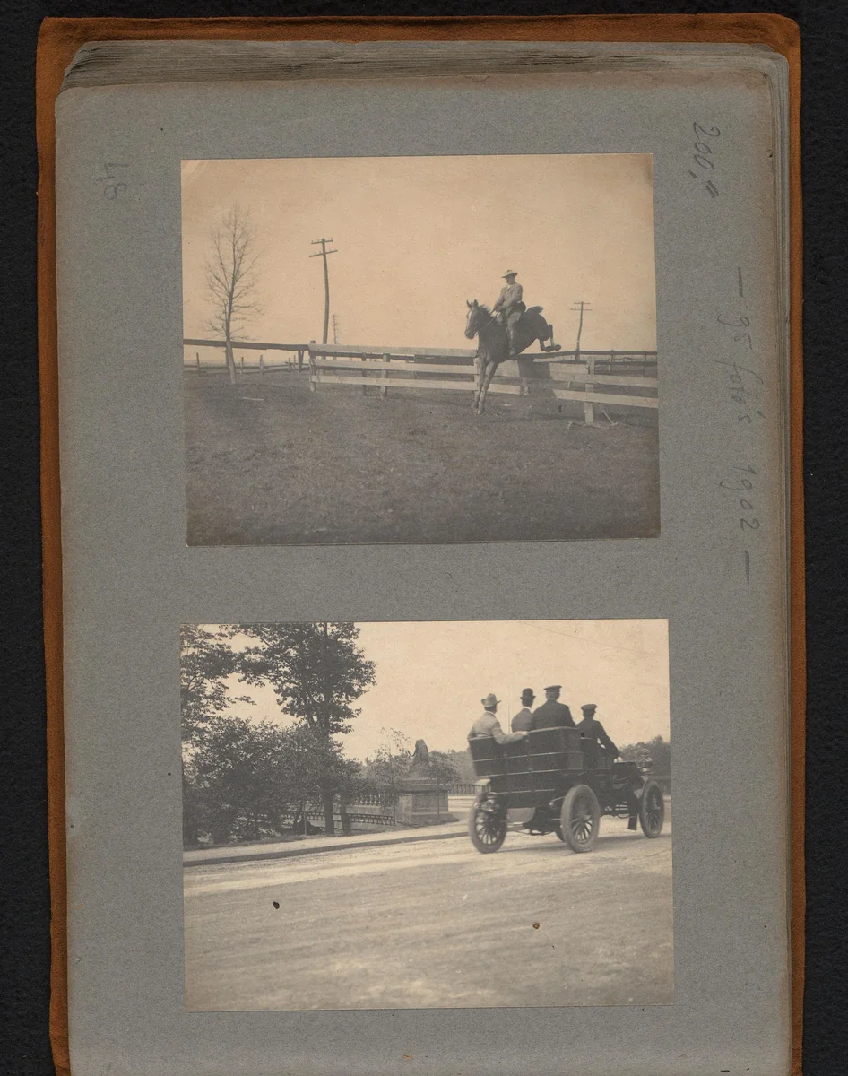 Man op paard springt over een hekwerk en vier mannen rijdend in een auto by Jan van der Mey, book, 1902