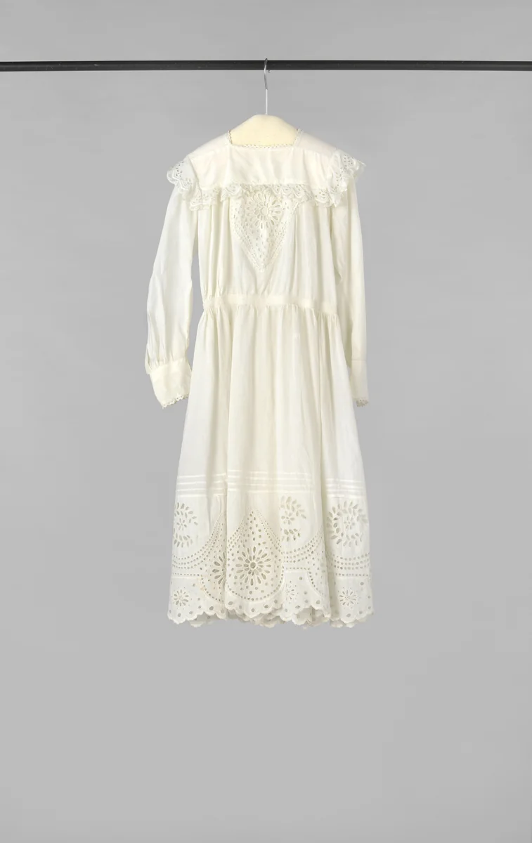 Meisjesjurk met lange mouw van wit katoen, versierd met tussenzetsels, puntranden en onderaan een brede strook Engels borduurwerk en kant by anonymous, other, 1825