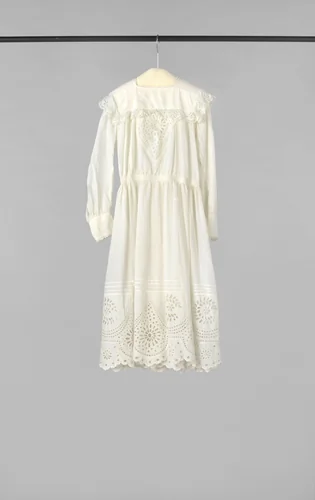 Meisjesjurk met lange mouw van wit katoen, versierd met tussenzetsels, puntranden en onderaan een brede strook Engels borduurwerk en kant by anonymous, other, 1825