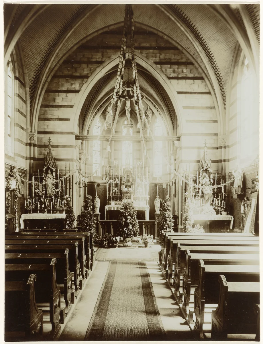 Interieur van een katholieke kerk, zicht op het koor by Richard Tepe, photograph, 1900-1940
