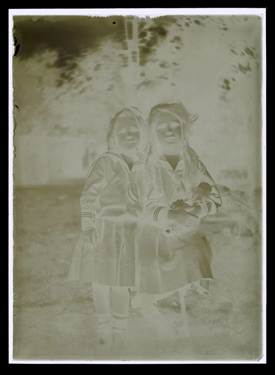 Portret van Thea en Joanna Diepenbrock in een tuin by Wouterus Gijsbertus Hondius van den Broek, photograph, 1912