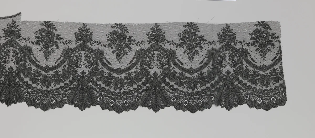 Japonstrook van zwarte kloskant met drie veervormige bladeren onder ovale cartouches en rozenslingers by anonymous, other, 1860-1880