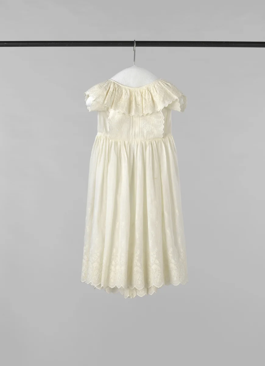 kleuterjurkje, voor meisjes en jongetjes, van machinale geborduurde randstof van katoen, met schulpen by anonymous, other, 1890-1895