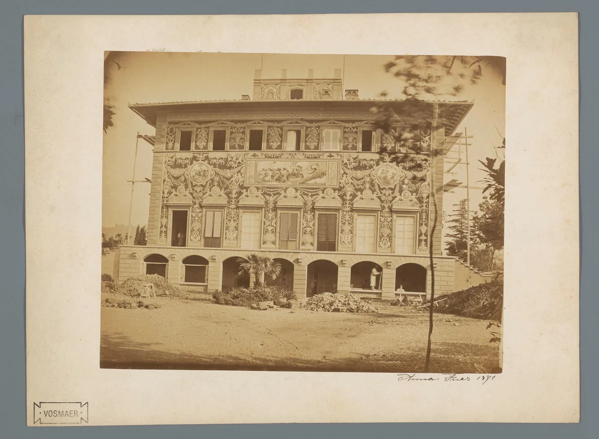 Voorgevel van een villa, vermoedelijk te Italië by anonymous, photograph, 1851-1871