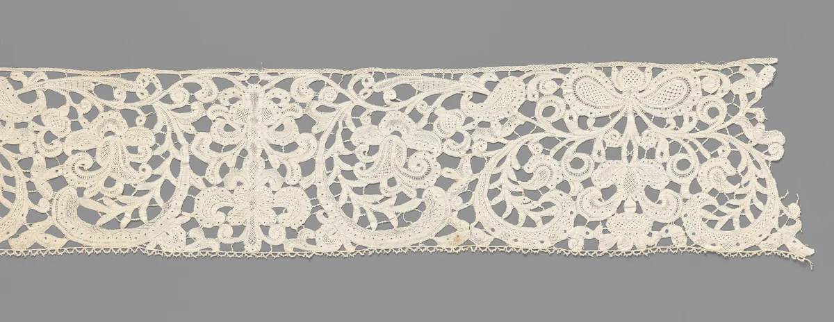 Strook kloskant met twee symmetrische composities met omkrullende bladeren die een kandelabermotief en een strik flankeren by anonymous, other, 1675-1699