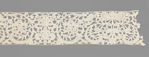 Strook kloskant met twee symmetrische composities met omkrullende bladeren die een kandelabermotief en een strik flankeren by anonymous, other, 1675-1699