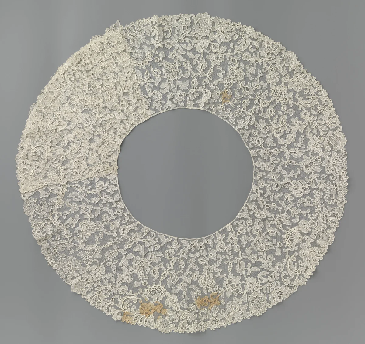 Berthe met waaiervormige bloem by anonymous, other, 1895-1909