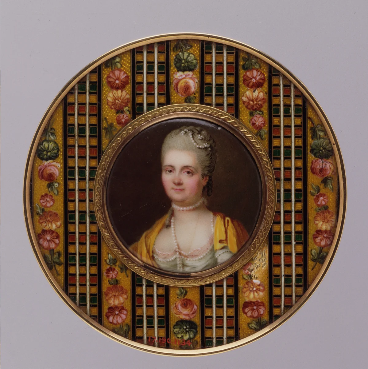 Box with portrait of a woman by Johann Heinrich Hurter, metalwork, 1765-1775