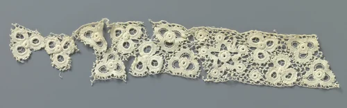 Strook gehaakte kant met vijfpuntige sterren en bloemen gemaakt met open cirkels by anonymous, other, 1890-1909
