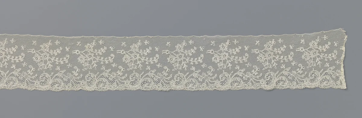 Strook kloskant met liggende bloemtakjes by anonymous, other, 1830-1850