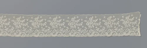 Strook kloskant met liggende bloemtakjes by anonymous, other, 1830-1850