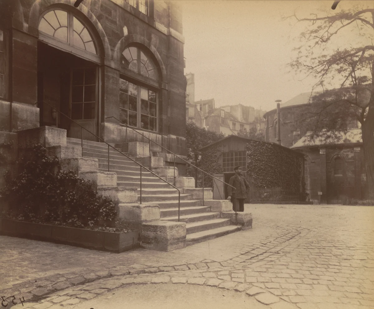 Annexe de l'Hôtel-Dieu, cour Saint-Julien-le Pauvre by Eugène Atget, photograph, 1902