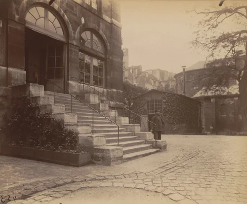 Annexe de l'Hôtel-Dieu, cour Saint-Julien-le Pauvre by Eugène Atget, photograph, 1902