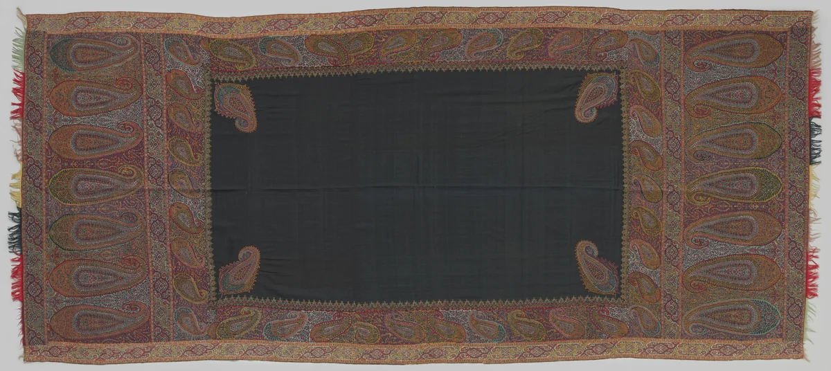 Rechthoekige kasjmiersjaal, met onversierd zwart middendeel, waaromheen een veelkleurig patroon van grote veermotieven by anonymous, textile, 1800-1825