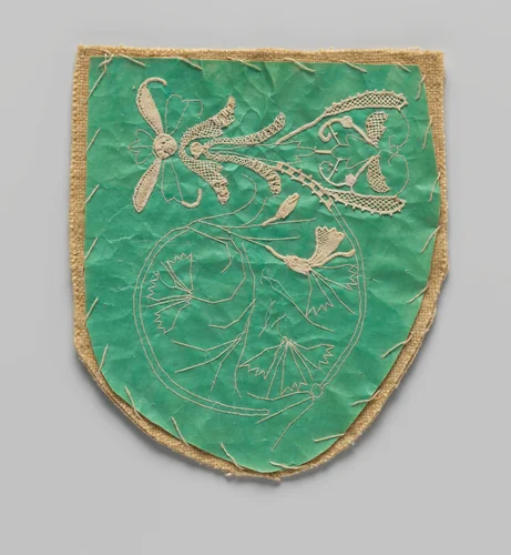 Werkstuk van naaldkant motieven in wording op groene prikking met linnen ondergrond by anonymous, textile, 1875-1899