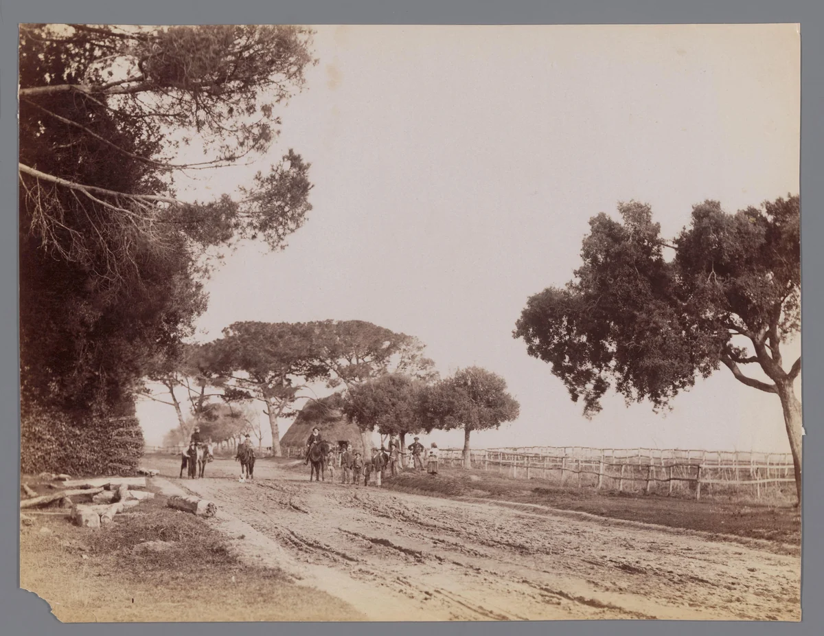 Ruiters en wandelaars op een zandpad, nabij Mairano by anonymous, photograph, 1860-1890