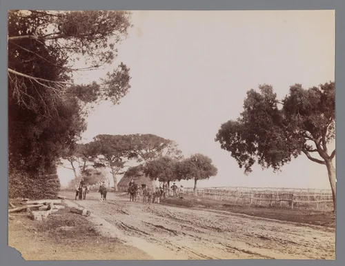 Ruiters en wandelaars op een zandpad, nabij Mairano by anonymous, photograph, 1860-1890