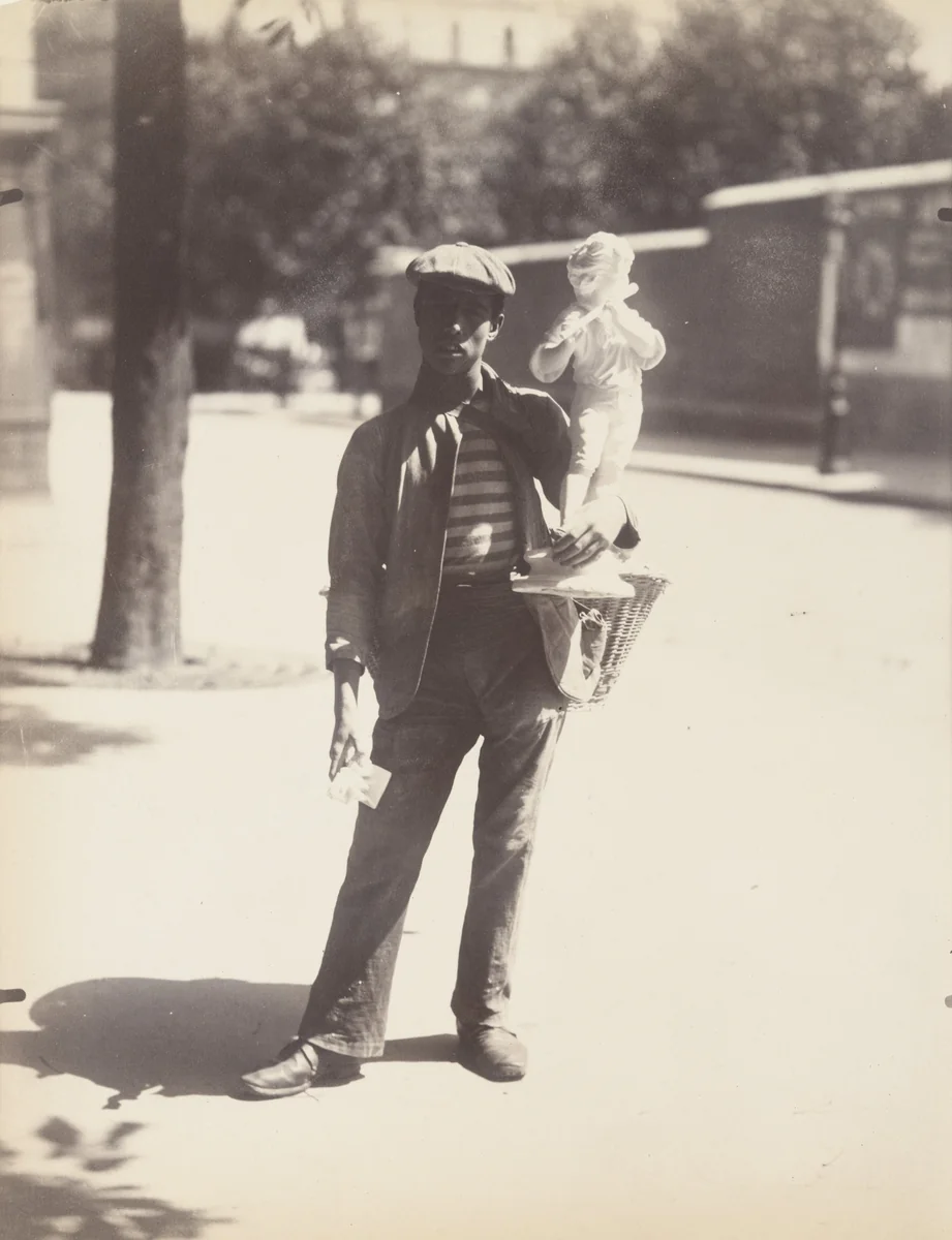 Marchand de figurines (Figurine merchant) by Eugène Atget, photograph, 1899