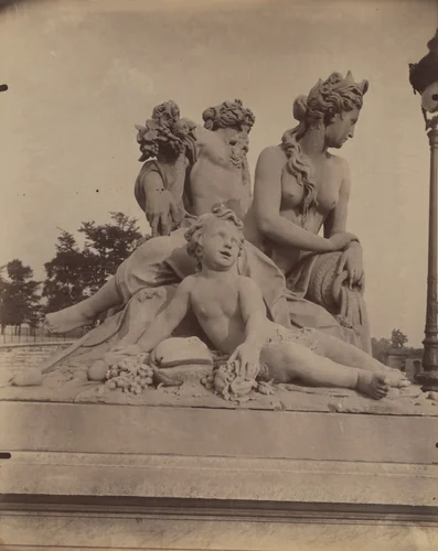 Tuileries - Le Rhin et la / Moselle par Van cleve by Eugène Atget, photograph, 1911