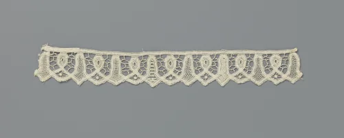 Strook gemengde kant met lus afgewisseld door klokvormig motief by anonymous, other, 1875-1899