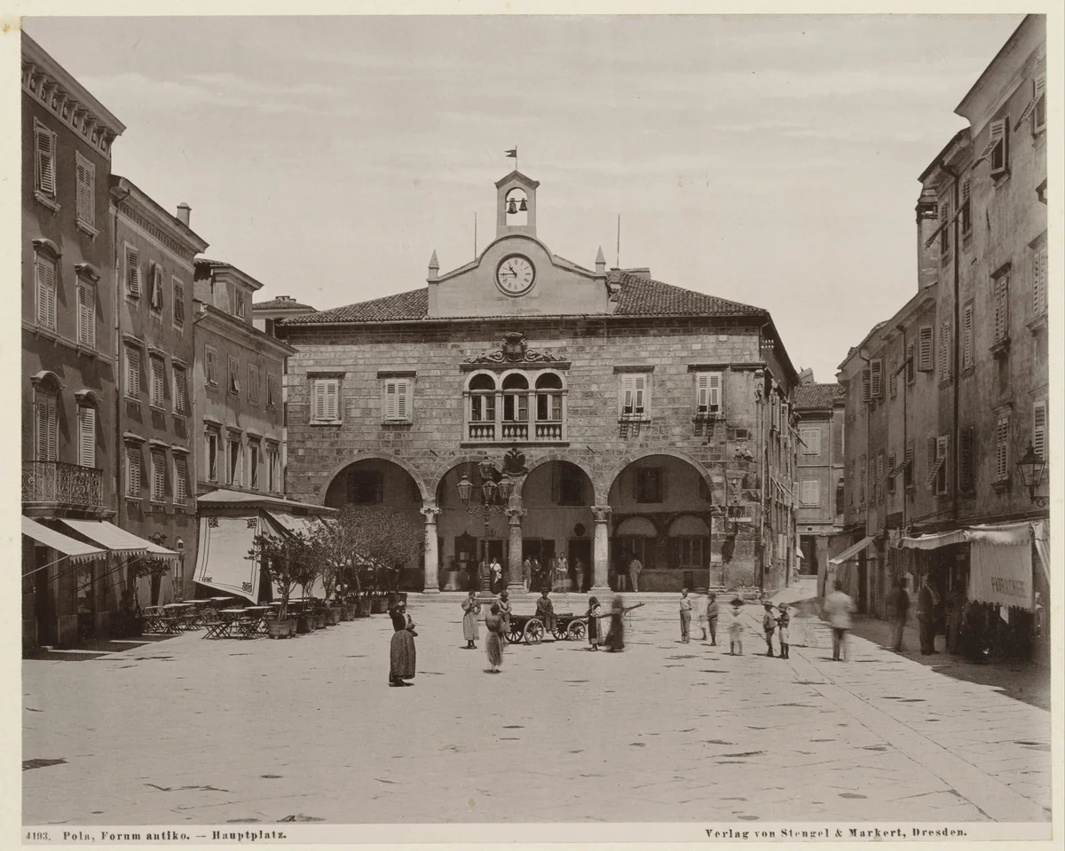 Gezicht op het Forum met het stadhuis van Pula by anonymous, print, 1885-1889