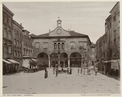 Gezicht op het Forum met het stadhuis van Pula by anonymous, print, 1885-1889