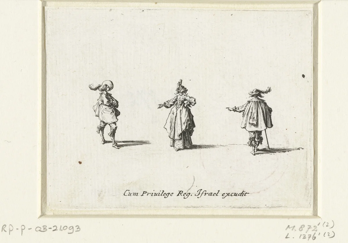 Dame, de linkerhand in de zij, de rechterarm uitgestoken, van voren gezien, tussen twee heren by Jacques Callot, print, 1633-1635