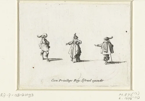 Dame, de linkerhand in de zij, de rechterarm uitgestoken, van voren gezien, tussen twee heren by Jacques Callot, print, 1633-1635