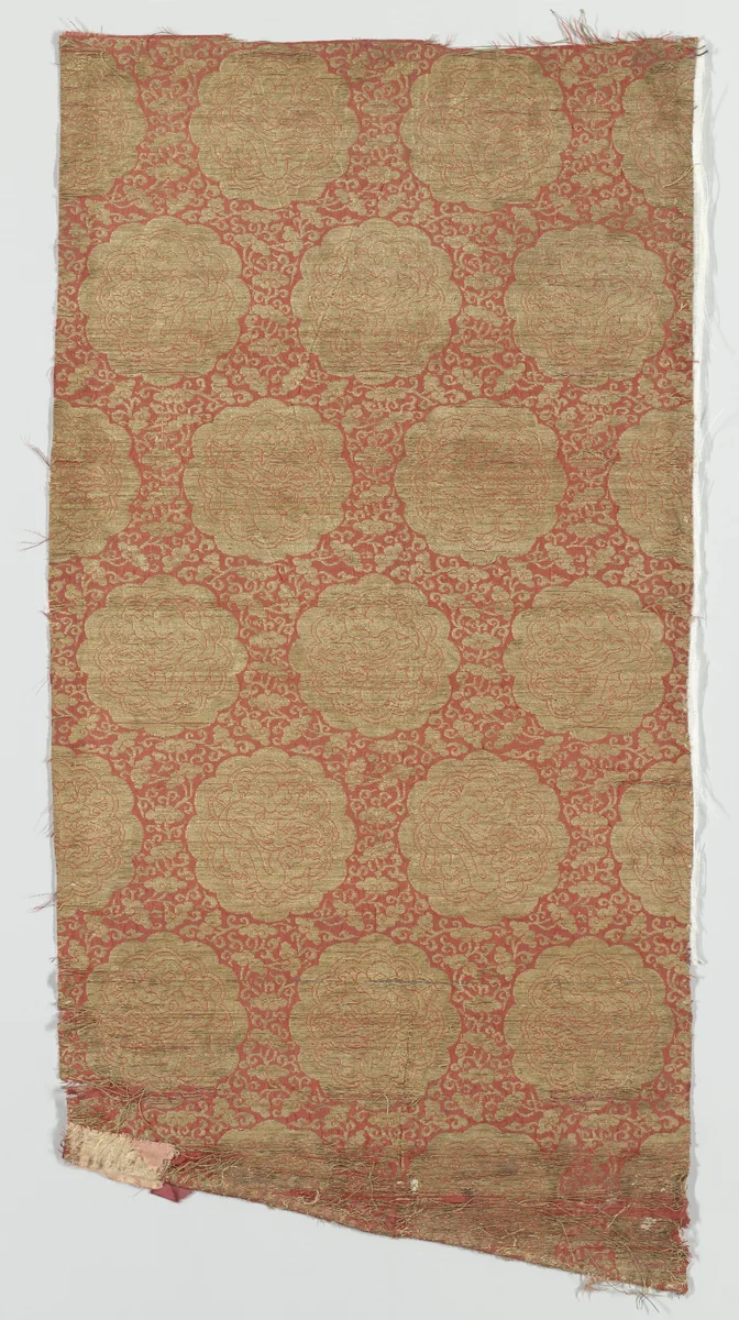 Fragment rode dubbelweefsel met patroon van geschulpte medaillons gevuld met draak by anonymous, textile, 1250-1299