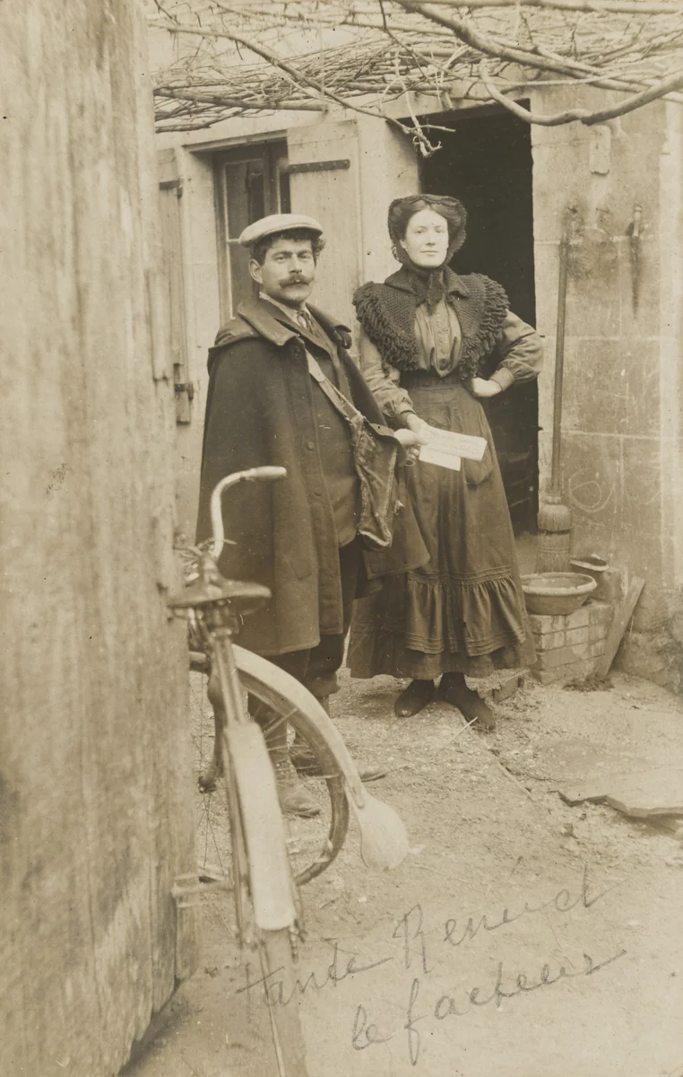 Tante Renée et le facteur, France by Unidentified Photographer, photograph, 1905