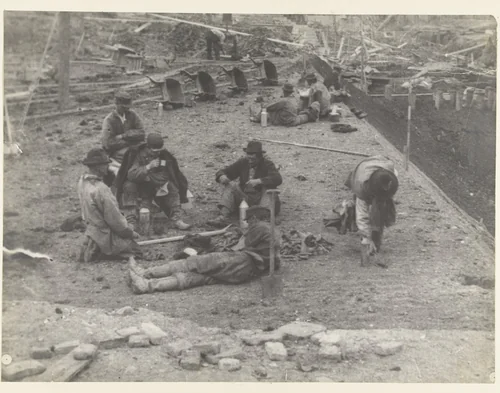 Schafttijd in de bouwput aan de Van Diemenstraat in Amsterdam by George Hendrik Breitner, photograph, 1897