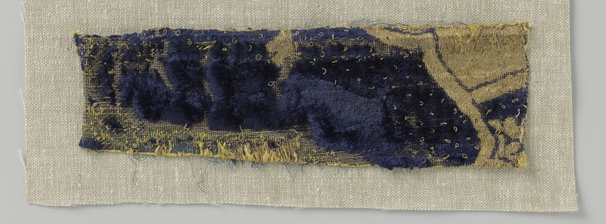 Fragment blauw fluweelbrokaat met granaatappelmotieven by anonymous, textile, 1420-1499