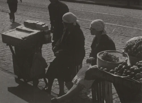 Ulichnaia torgovliia (Street Trade) by Aleksandr Rodchenko, photograph, 1928