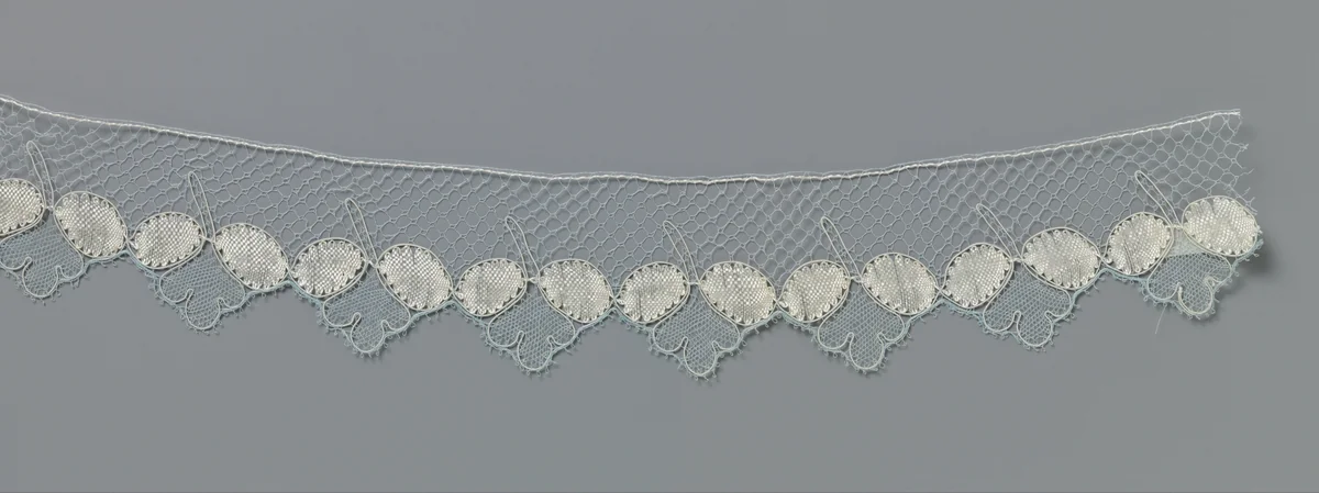 Strook kloskant met hangende drielobbige bloem tussen twee ovale bladeren by anonymous, other, 1840-1860