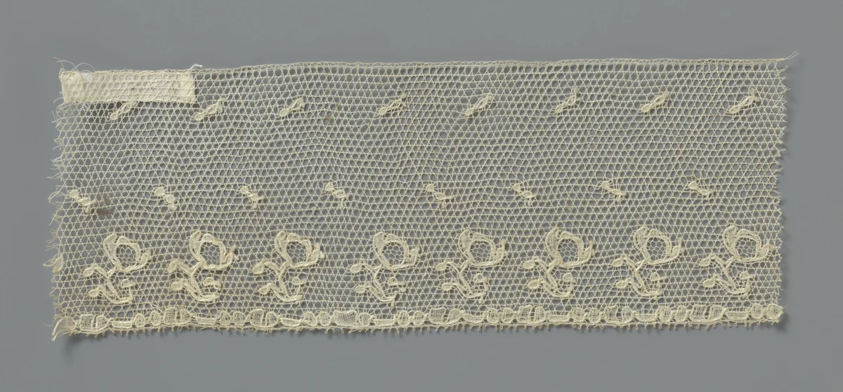 Strook kloskant met twee rijen strikjes en een rij bloemen by anonymous, other, 1850-1899