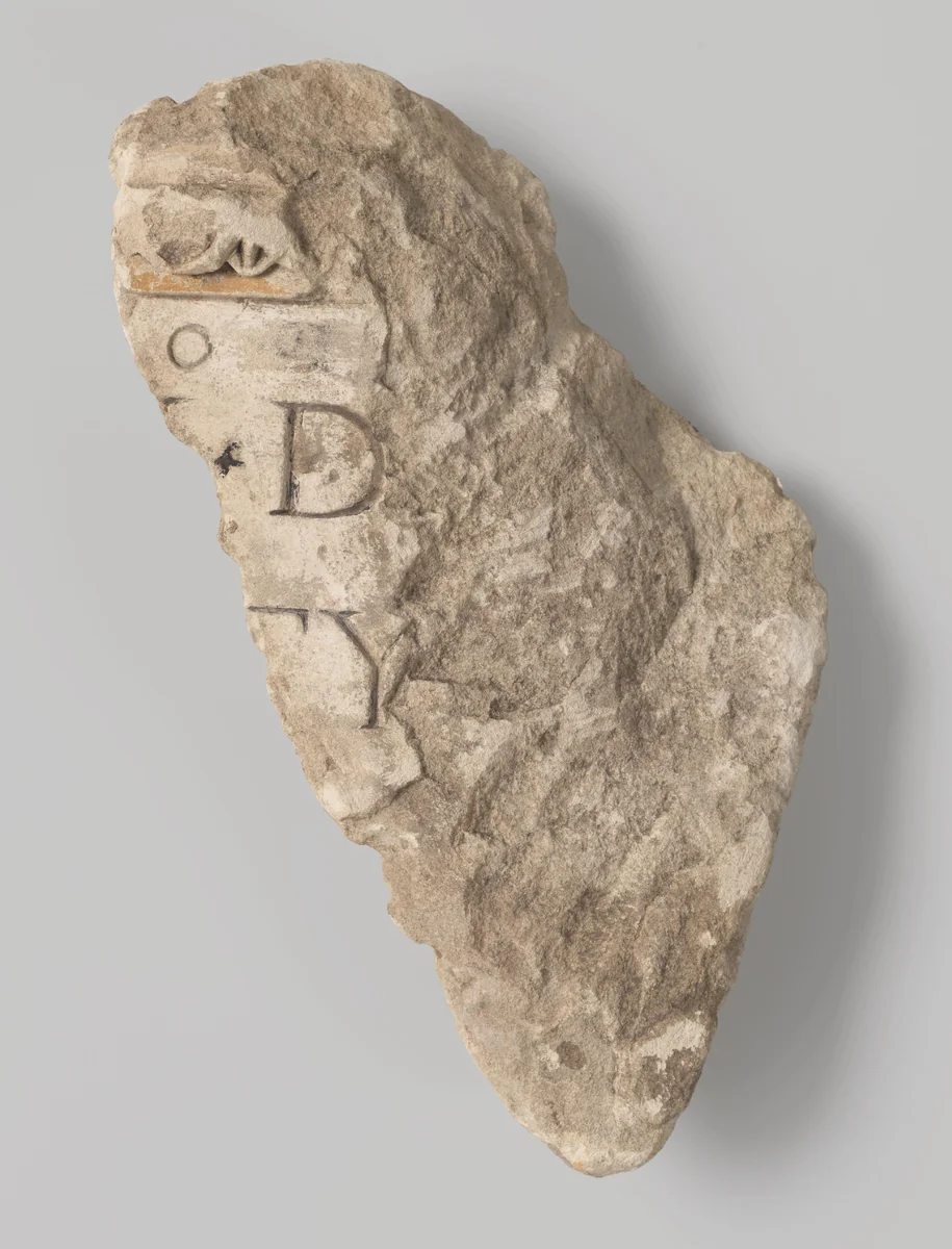 Epitaaf of memorietafel, opgegraven te Utrecht bij het oude Minderbroederklooster (fragment) by anonymous, sculpture, 1400-1950