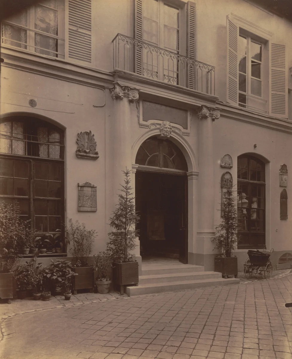 Ancien Amphitheatre Saint-Côme rue de l'Ecole de Médecine by Eugène Atget, photograph, 1899