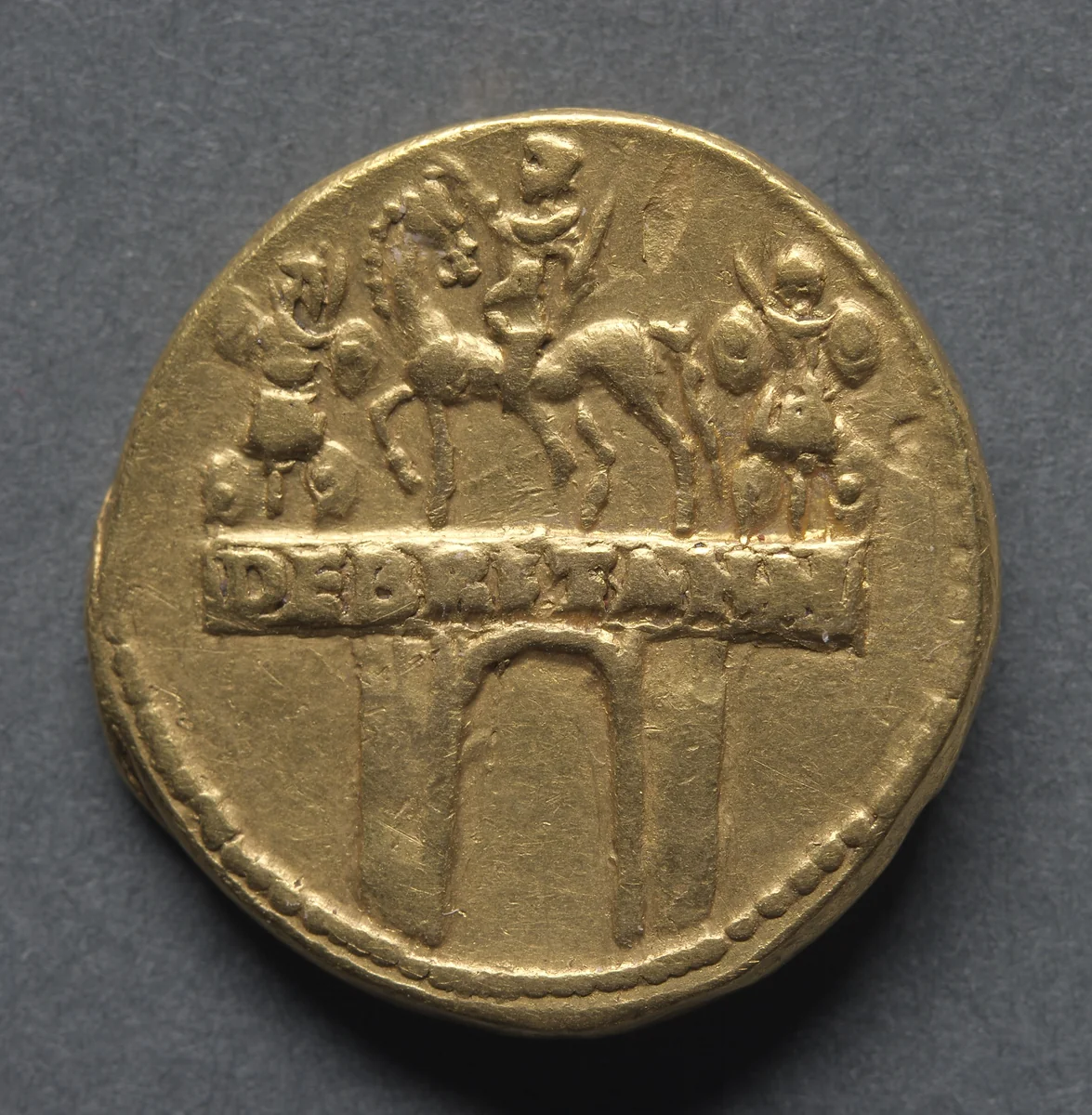 Aureus: Triumphal Arch with Equestrian Statue and Trophies (reverse) by Unknown, metalwork, 47-48