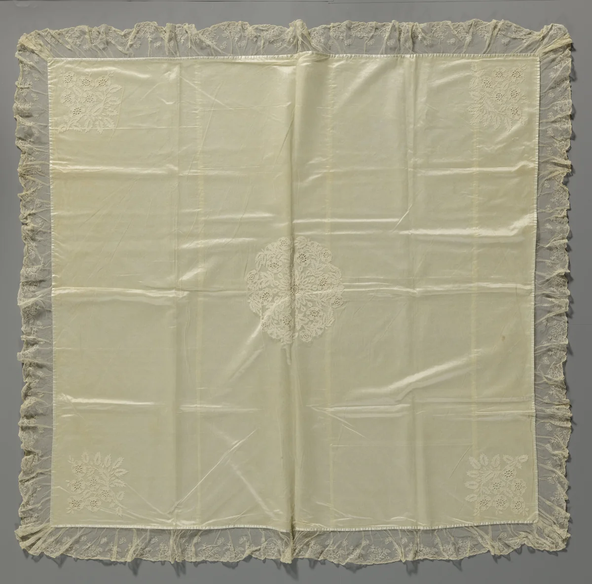 Doopsluier van tuleborduurwerk by anonymous, textile, 1840-1849