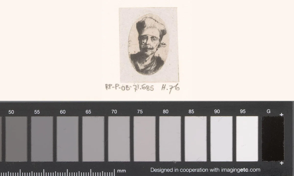 Kop van man met snor en witte muts by Jean Pierre Norblin de la Gourdaine, print, 1774-1789