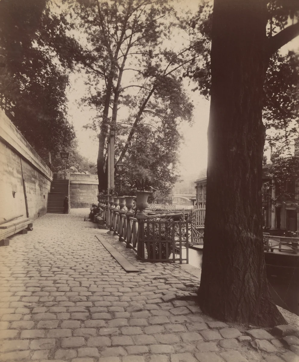 Port de l'Hôtel de Ville by Eugène Atget, photograph, 1913