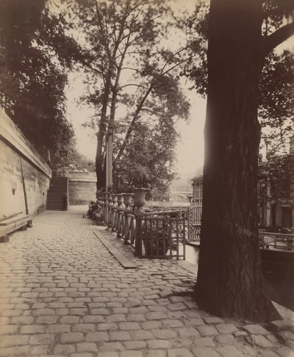 Port de l'Hôtel de Ville by Eugène Atget, photograph, 1913