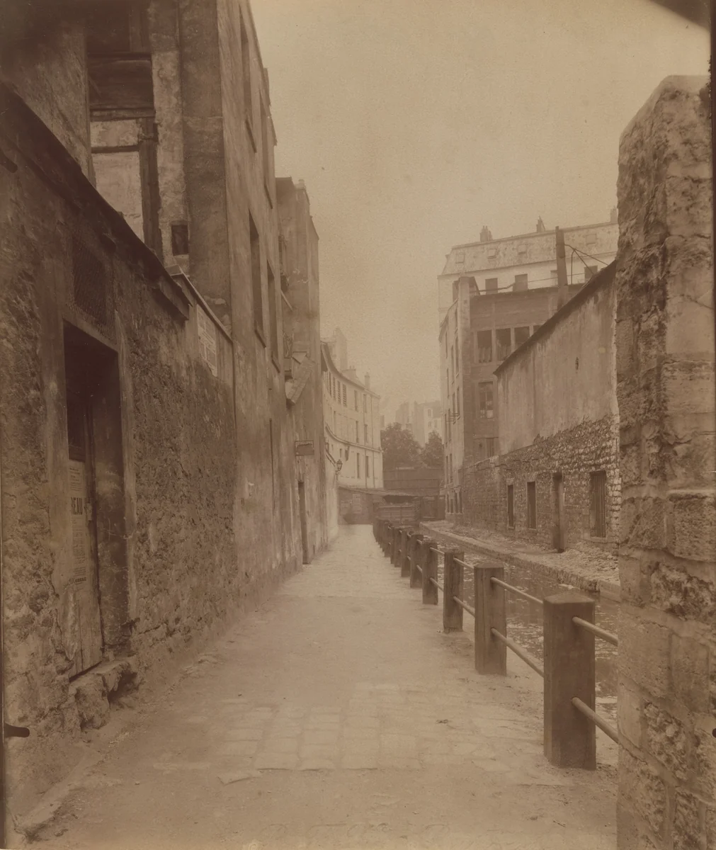 Ruelle des Gobelins by Eugène Atget, photograph, 1900
