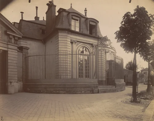 Hospice Debrousse, Ancien Parc de Philippe Egalité - Rue de Bagnolet, 148 (Charonne) by Eugène Atget, photograph, 1900