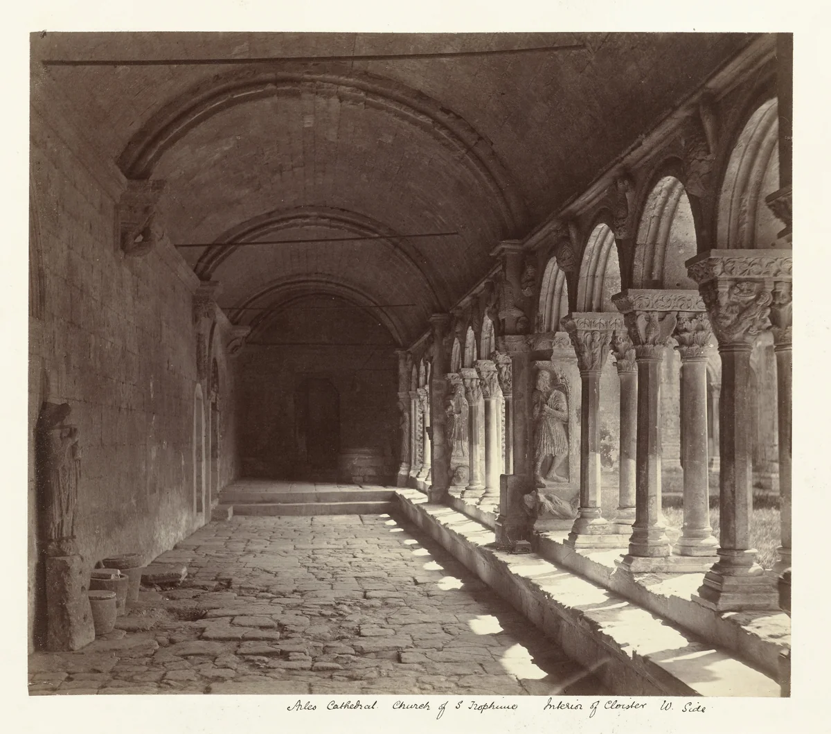 Kloostergang van de Saint-Trophime in Arles by anonymous, photograph, 1863-1865
