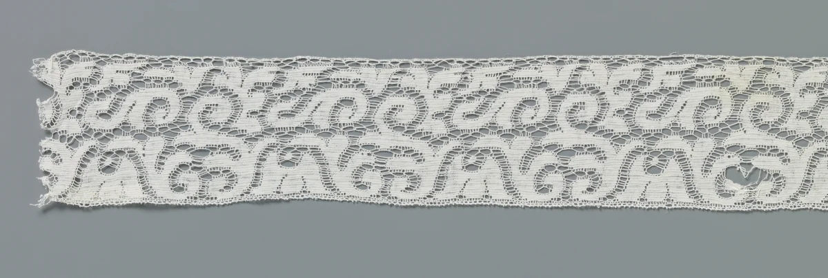 Strook machinale kant met hangende kelkbloem tussen losse s-voluten by anonymous, other, 1890-1914