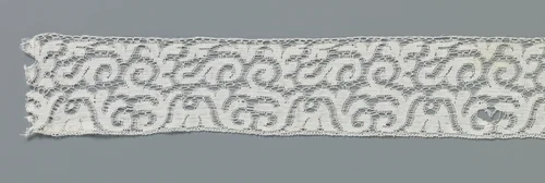 Strook machinale kant met hangende kelkbloem tussen losse s-voluten by anonymous, other, 1890-1914