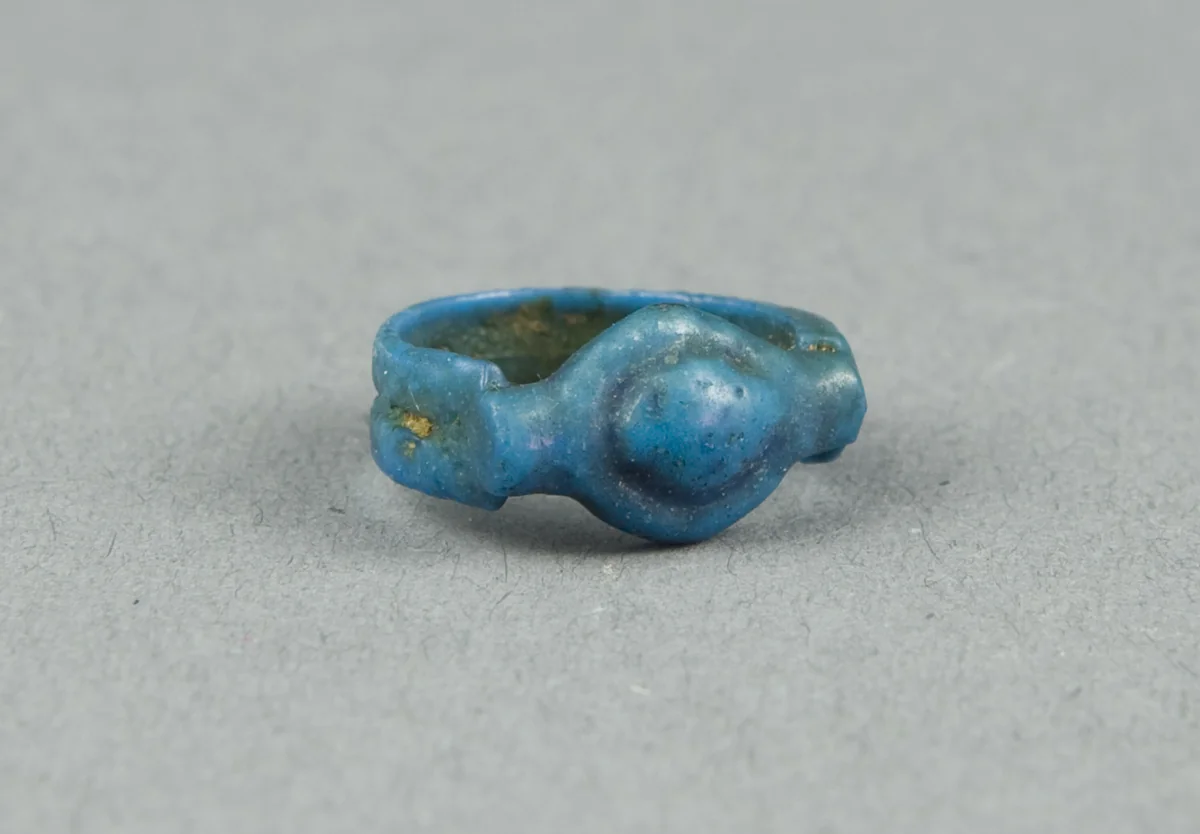 Ring: Oval by Egyptian, metalwork, -1350