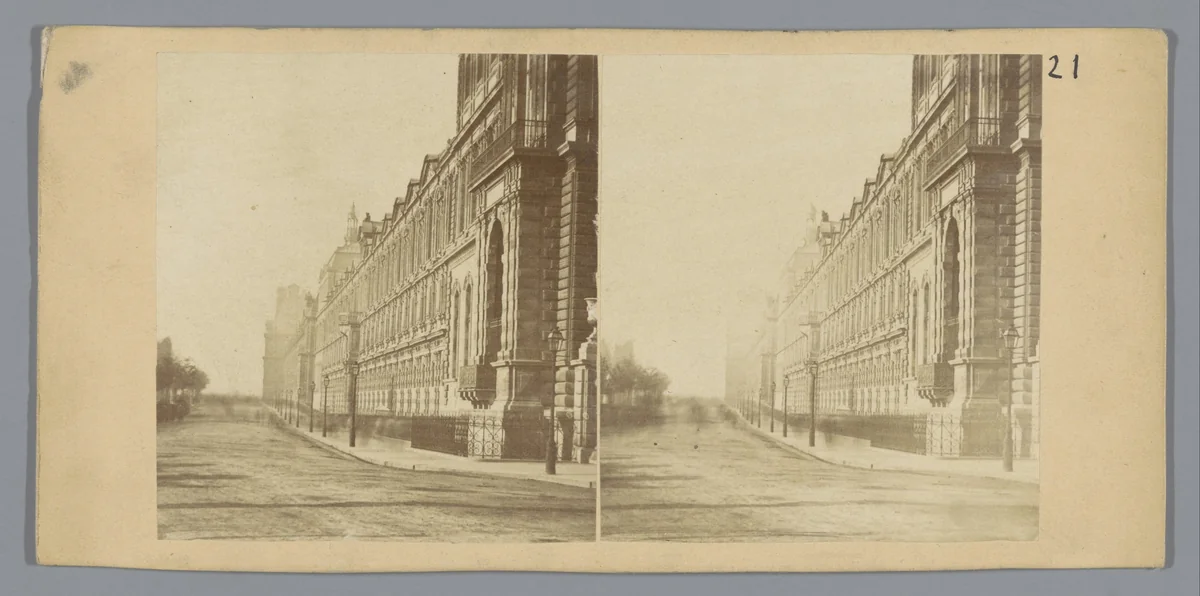 Gezicht op de Rue de Rivoli bij het Tuilerieënpaleis, Parijs by anonymous, photograph, 1851-1871
