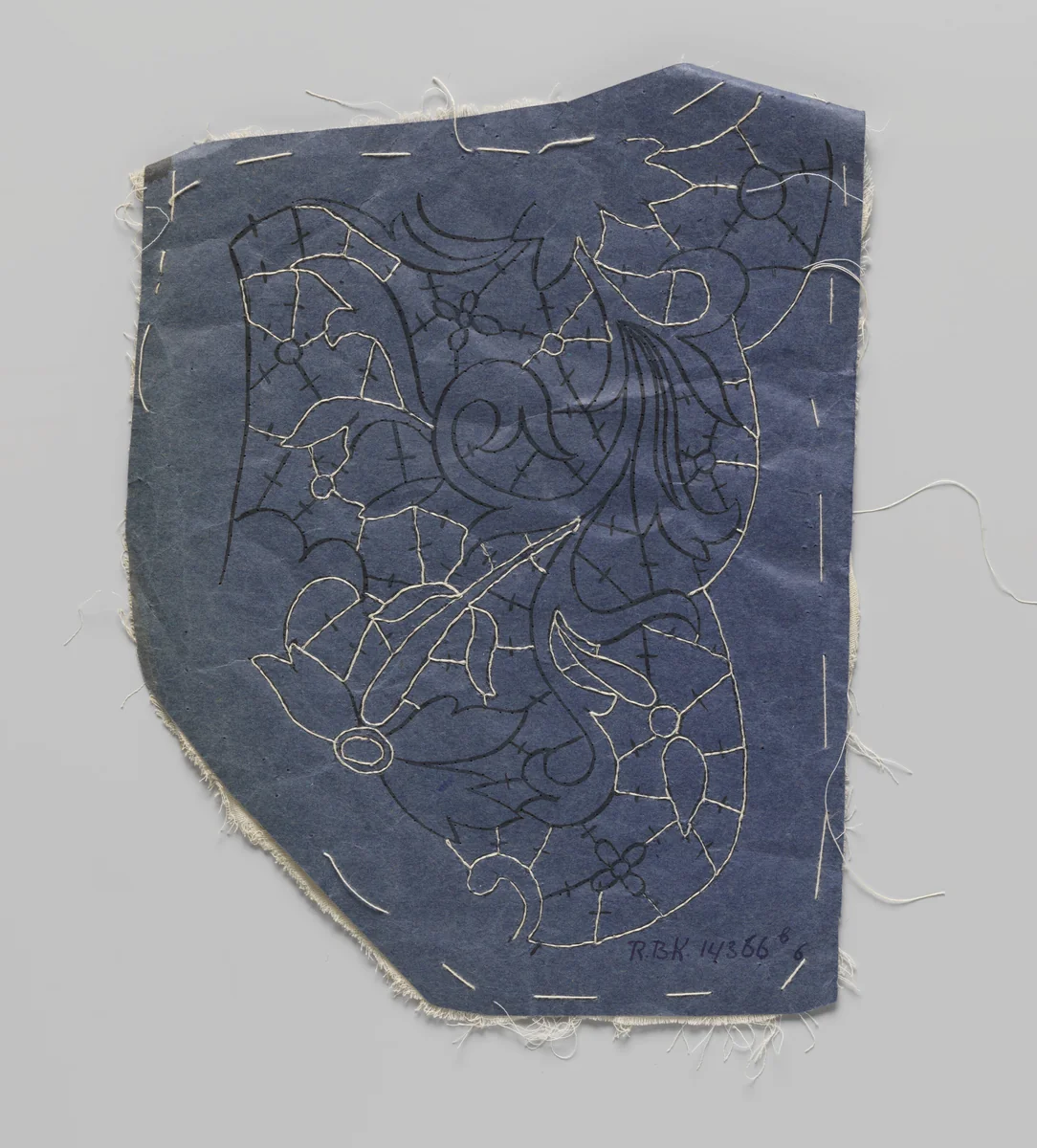 Prikking vastgeregen op een dubbele lap katoen en met traceerdraden voor het maken van een deel van een kraag van naaldkant by Village Elisabeth, textile, 1915-1924